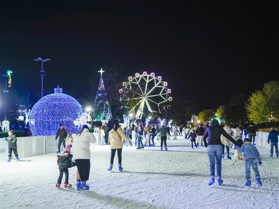 El Ayuntamiento de Torrej&oacute;n abre la pista de hielo en el parque navide&ntilde;o.