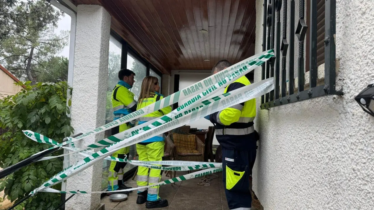 Un hombre y una mujer fueron hallados muertos en un chalet en Alpedrete. La polic&iacute;a investiga el caso.