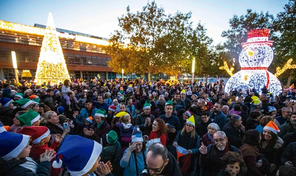La Plaza de la Constituci&oacute;n se llena de alegr&iacute;a y luces en la inauguraci&oacute;n de la Navidad.