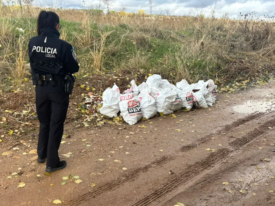 La polic&iacute;a local intensifica el control contra el abandono de escombros en Azuqueca.