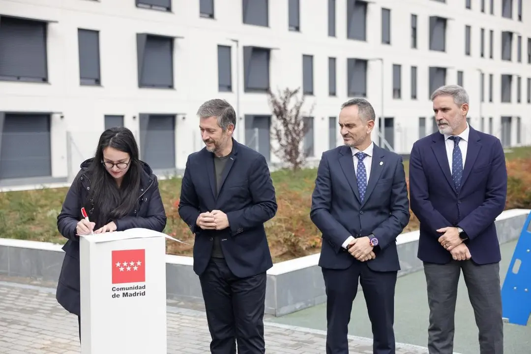 El Gobierno de Madrid entrega 300 nuevos pisos de alquiler asequible en M&oacute;stoles.