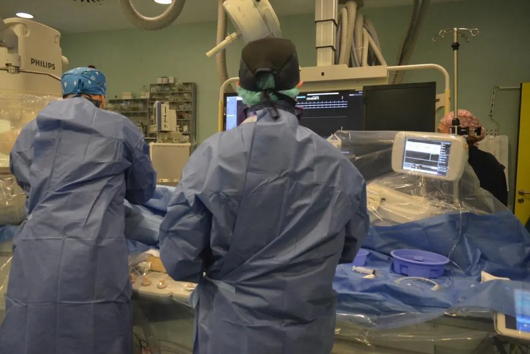 M&eacute;dicos trabajando en un quir&oacute;fano con equipo especializado.