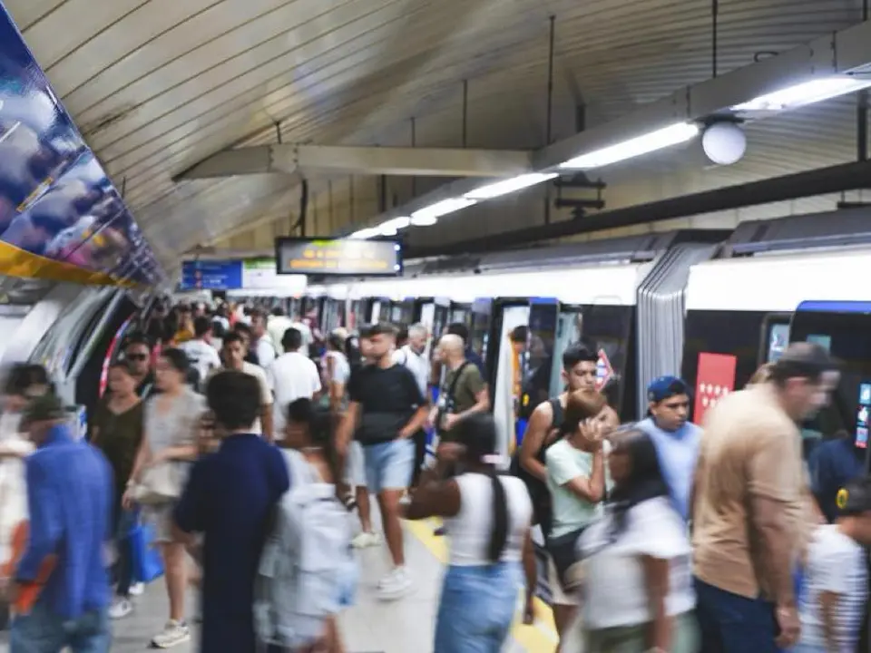 La Comunidad de Madrid refuerza el servicio de Metro y EMT por el encendido navide&ntilde;o y el Black Friday.