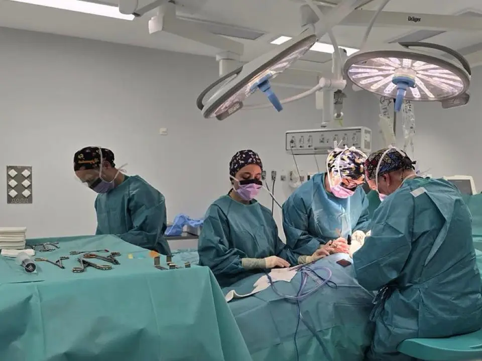 Un equipo m&eacute;dico trabaja en una cirug&iacute;a de trasplante en el hospital 12 de Octubre.
