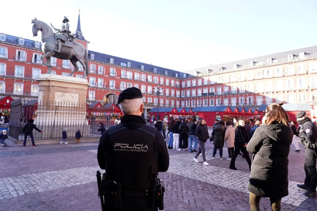 La Polic&iacute;a Municipal de Madrid refuerza la seguridad en Navidad. Se observan agentes en la Plaza Mayor.