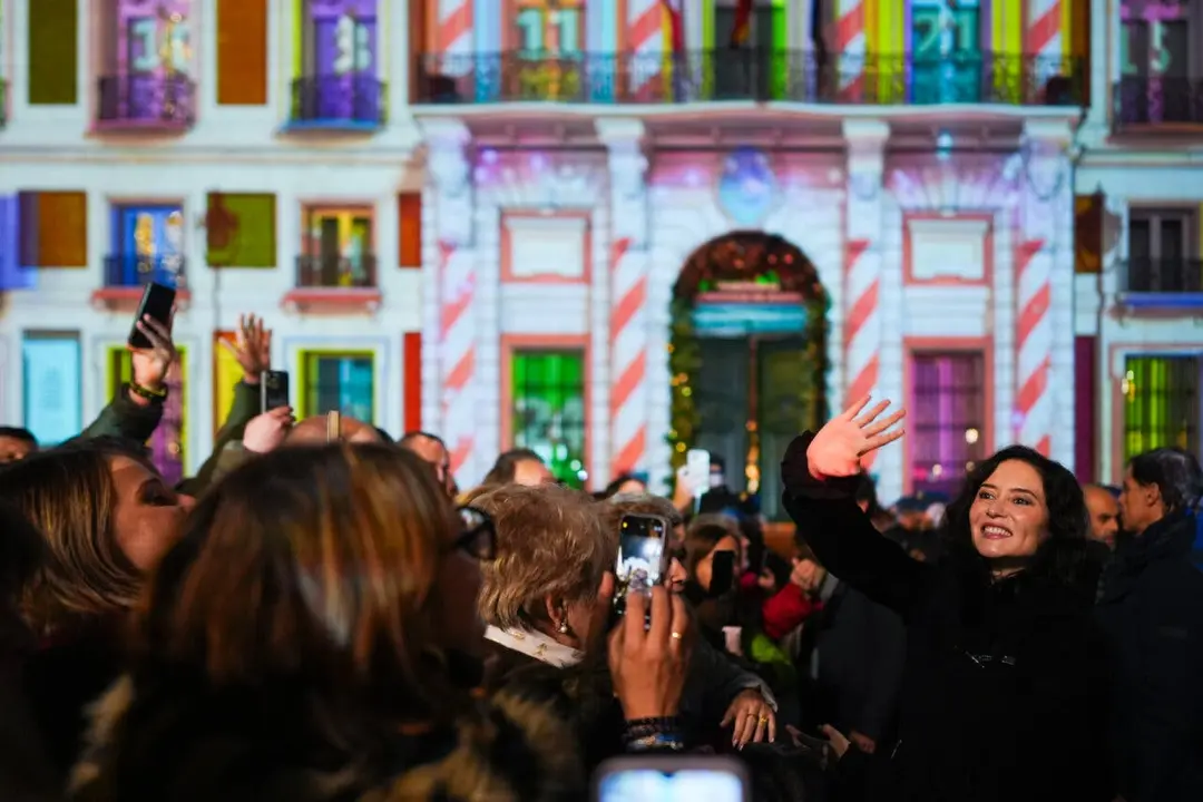 La presidenta Ayuso presenta el nuevo videomapping 'La F&aacute;brica de los Deseos' en Sol.