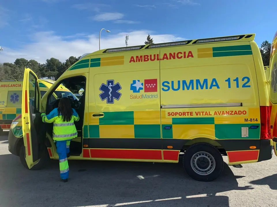 Imagen de una ambulancia del SUMMA 112 en acci&oacute;n en Alcal&aacute; de Henares.