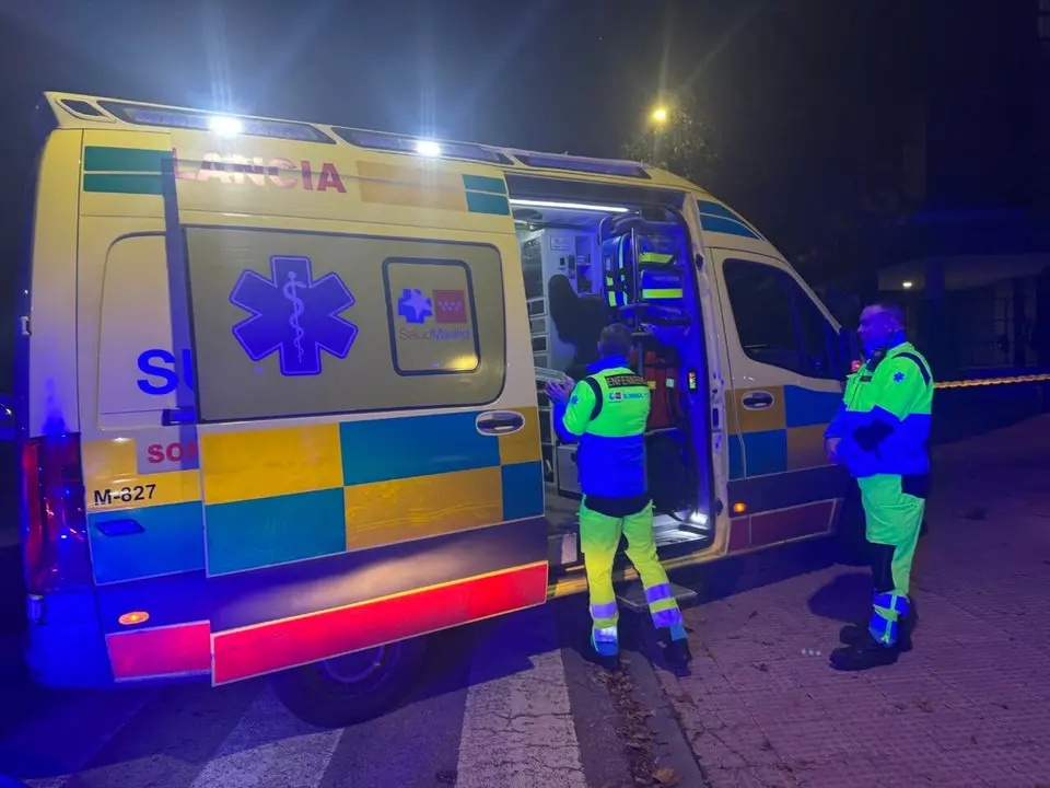 Personal m&eacute;dico trabaja en una ambulancia de Salud Madrid durante la noche.