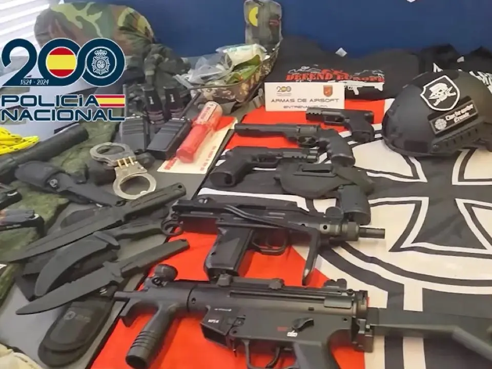 La Polic&iacute;a Nacional detuvo a tres personas vinculadas a 'The Base'. Se incautaron armas y material paramilitar.