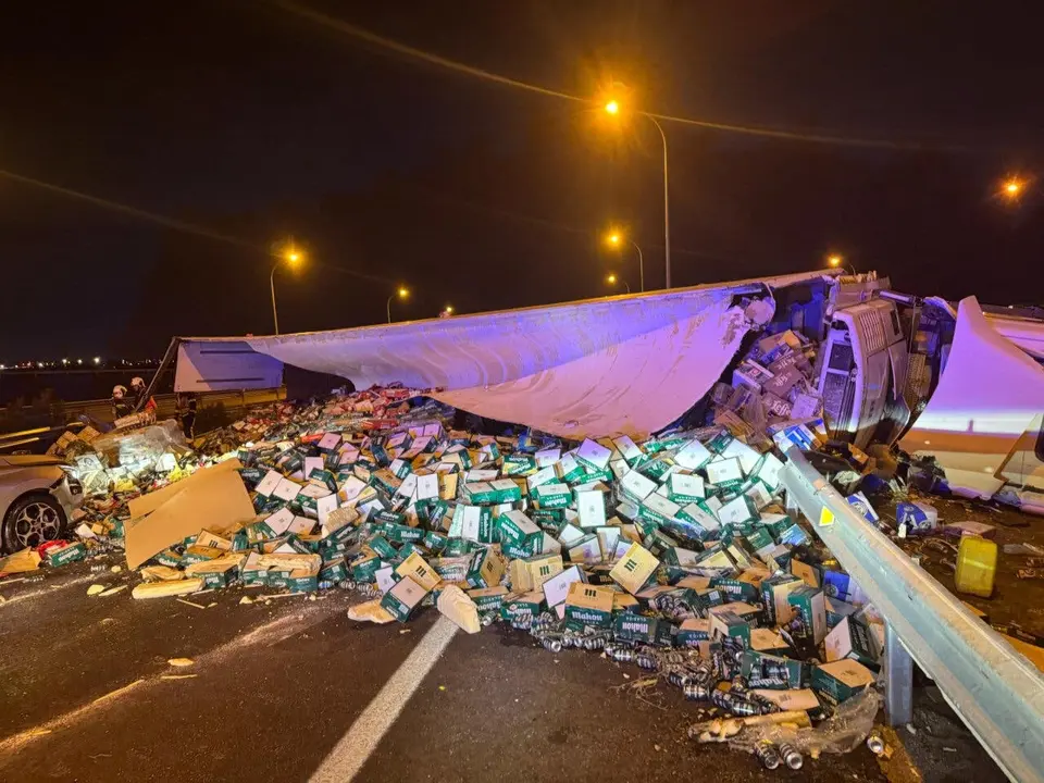 Un tr&aacute;iler se volc&oacute; en la M-50, esparciendo botellines de cerveza por la carretera. El tr&aacute;fico fue interrumpido.
