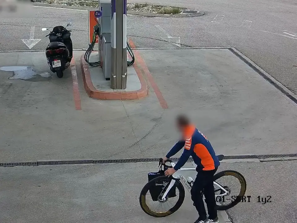 Un hombre fue detenido por robar una bicicleta valorada en m&aacute;s de 15.000 euros. La acci&oacute;n fue captada por c&aacute;maras de seguridad.