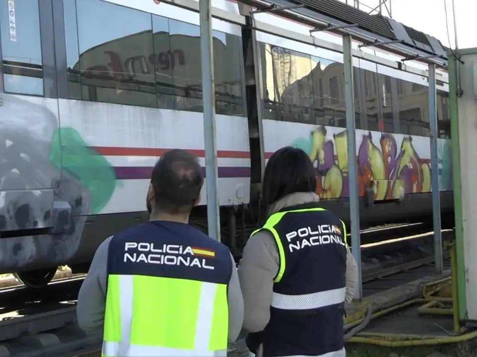 La Polic&iacute;a Nacional detiene a 17 grafiteros por da&ntilde;os en trenes.