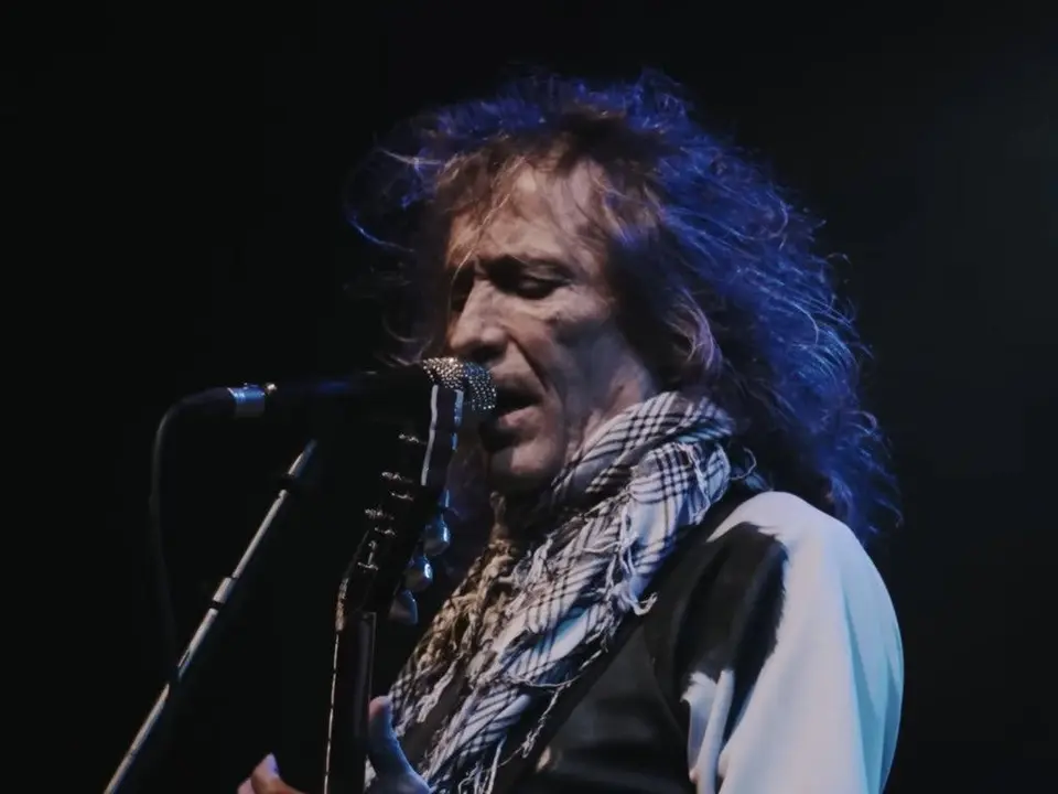 Robe Iniesta, conocido por su potente voz y letras profundas, dej&oacute; una huella en la m&uacute;sica espa&ntilde;ola.