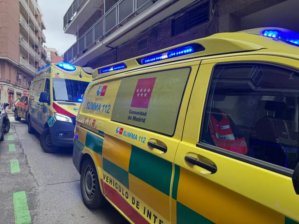 Ambulancias del SUMMA 112 atendiendo a un trabajador herido en Madrid.