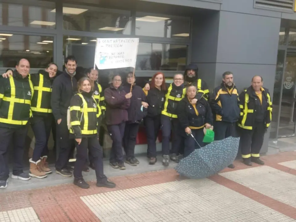Los trabajadores de Correos en Torrej&oacute;n realizan paros indefinidos por falta de personal.