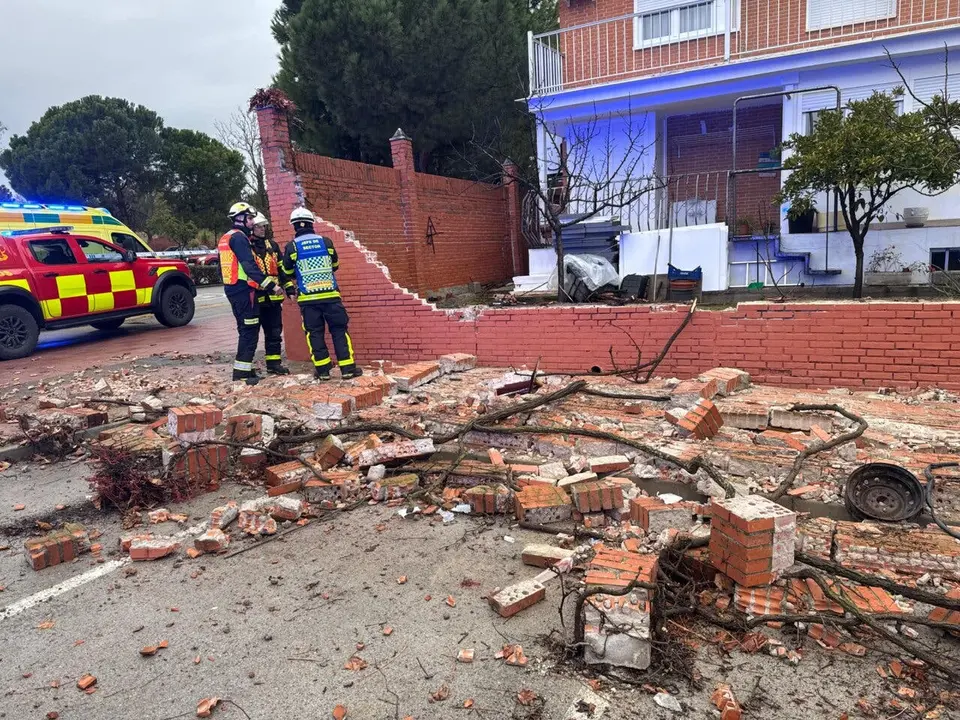 Un muro colapsa en un chalet en Getafe, causando heridos. Bomberos en la escena.