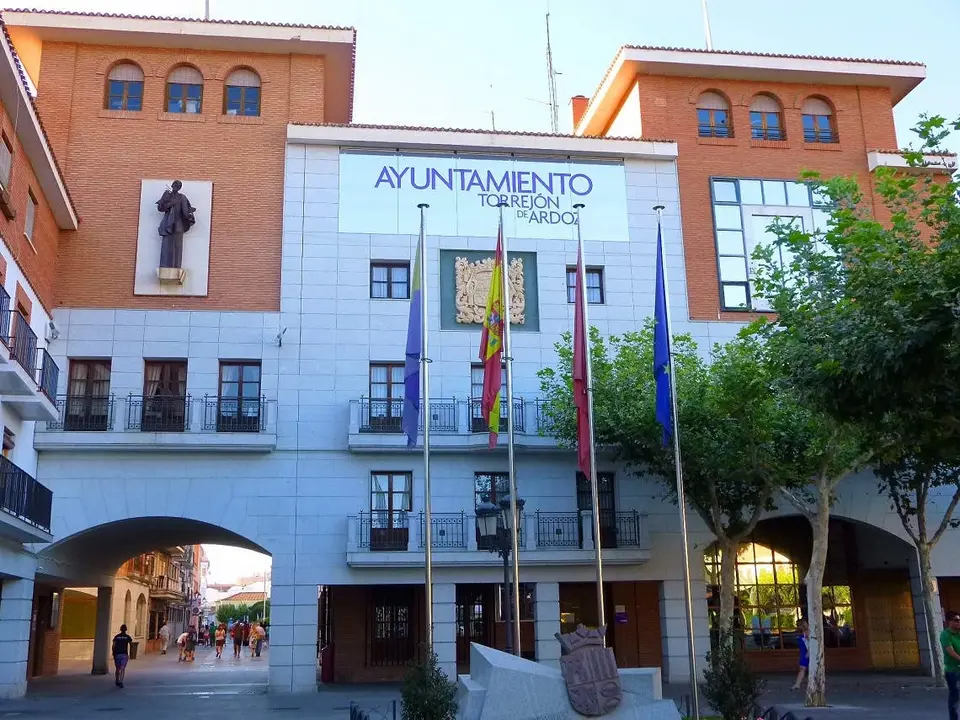 Vista de la fachada del Ayuntamiento de Torrej&oacute;n de Ardoz. Un lugar emblem&aacute;tico de la ciudad.