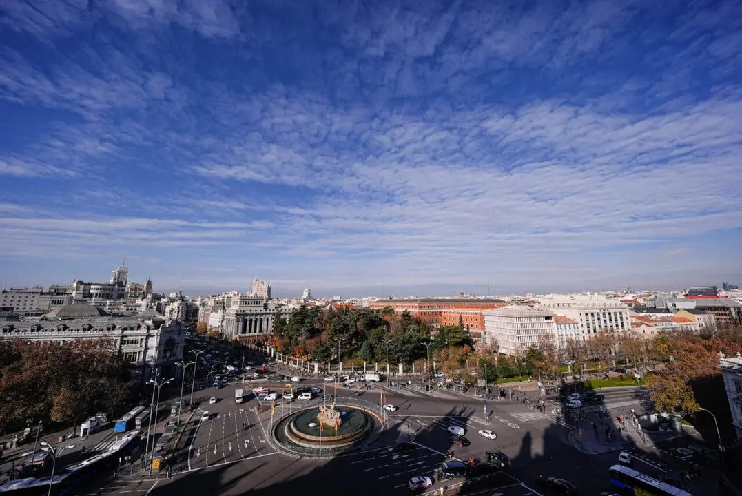 La ciudad de Madrid muestra un cielo despejado y tr&aacute;fico fluido.