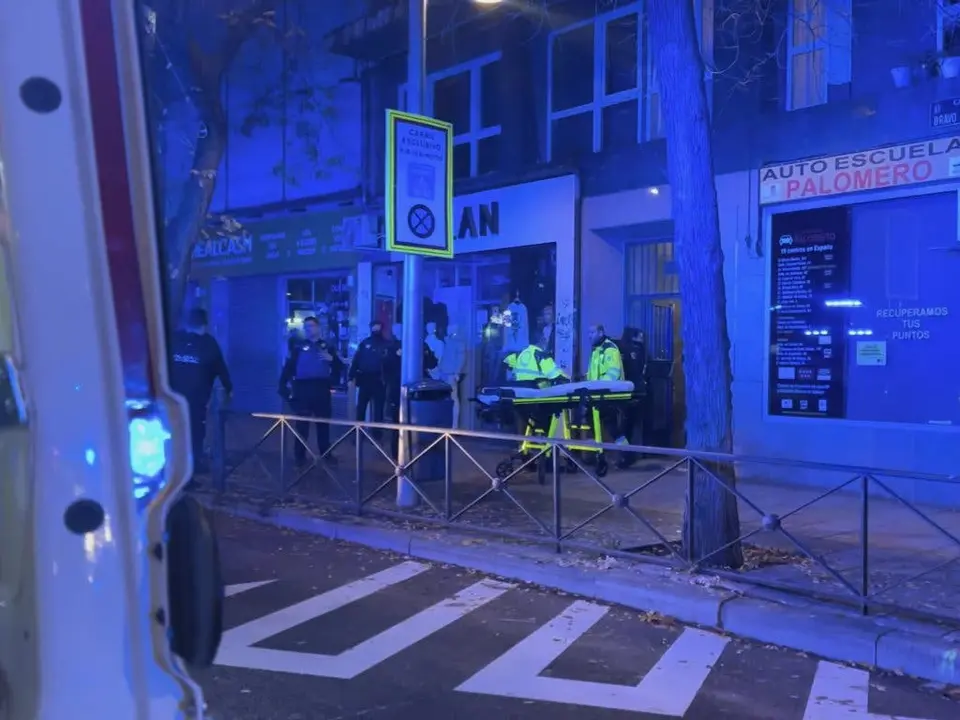La polic&iacute;a y los servicios de emergencia en la escena del crimen en Bravo Murillo.