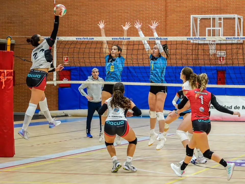 Momento emocionante de un partido de voleibol en Torrej&oacute;n de Ardoz.