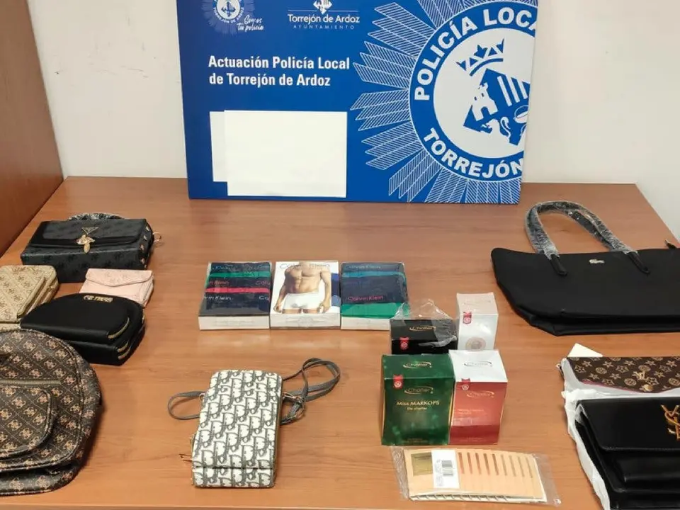 La Polic&iacute;a Local de Torrej&oacute;n intercepta un veh&iacute;culo con productos falsificados.