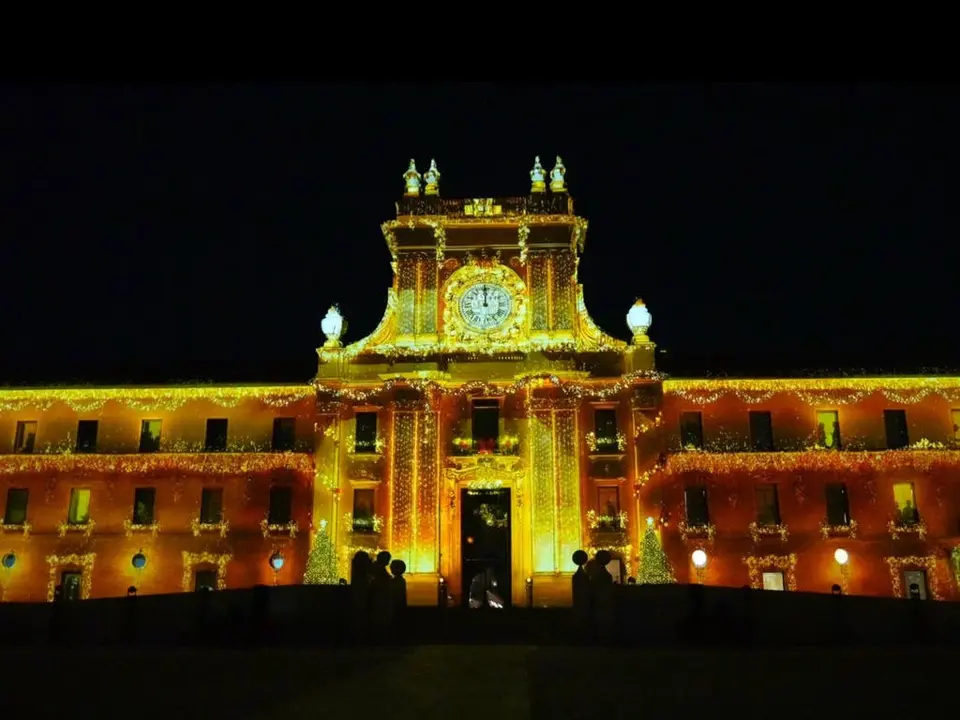 La instalaci&oacute;n art&iacute;stica en Conde Duque ofrece un espect&aacute;culo de luz gratuito. Disfruta de la magia navide&ntilde;a en Madrid.