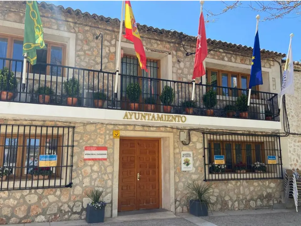 Fachada del Ayuntamiento de Nuevo Bazt&aacute;n, un edificio emblem&aacute;tico.