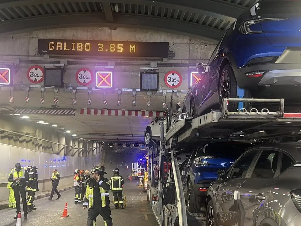 Un tr&aacute;iler cargado de coches qued&oacute; atrapado en el t&uacute;nel de Bail&eacute;n, causando cortes de tr&aacute;fico.