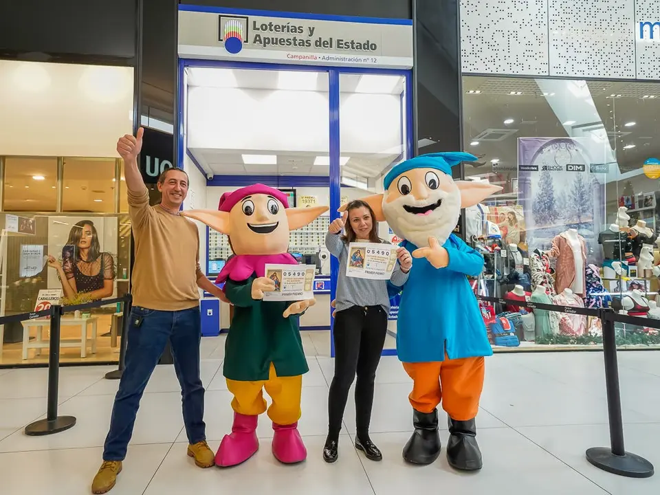 Celebraci&oacute;n de la Loter&iacute;a de Navidad en Torrej&oacute;n de Ardoz con personajes animados.