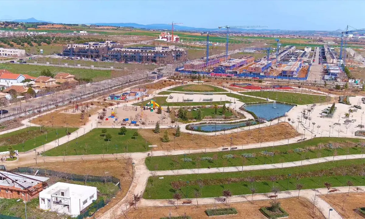 La localidad del Corredor del Henares muestra su crecimiento con nuevos desarrollos y un parque.
