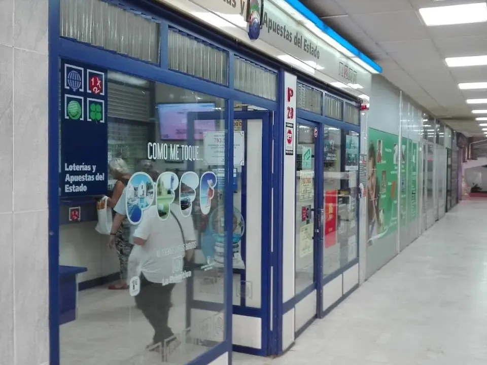 La administraci&oacute;n de loter&iacute;as en Torrej&oacute;n celebra la venta de un quinto premio.