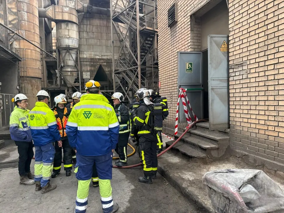 Siete dotaciones de bomberos atendieron un incendio en un cuarto de bater&iacute;as.