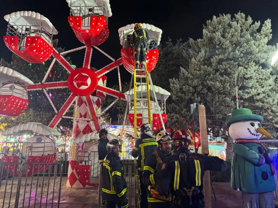 Cinco personas fueron rescatadas de una noria en el Navipark de M&oacute;stoles. Los bomberos intervinieron r&aacute;pidamente.