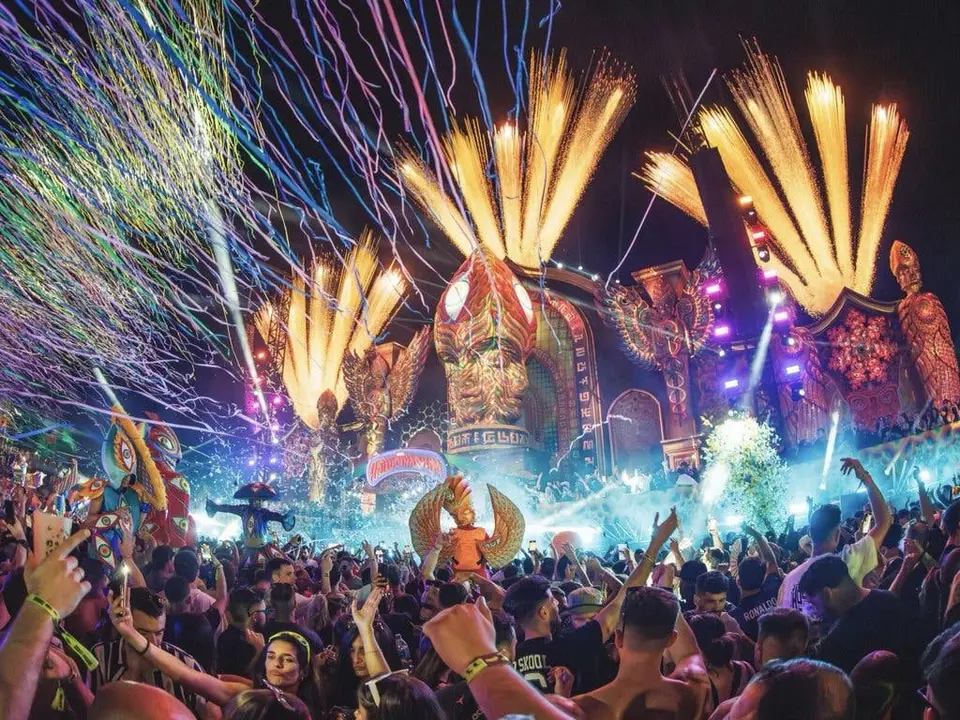 Elrow Town regresa a Torrej&oacute;n de Ardoz en 2026, prometiendo un gran impacto econ&oacute;mico.