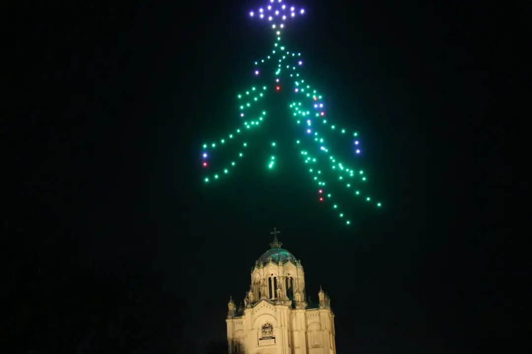 Un impresionante espect&aacute;culo de drones ilumina el cielo de Guadalajara.