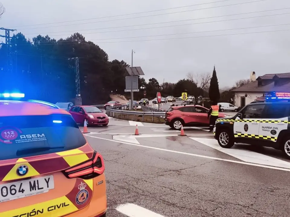 Los accesos a la Sierra de Madrid est&aacute;n cortados debido a aparcamientos completos.