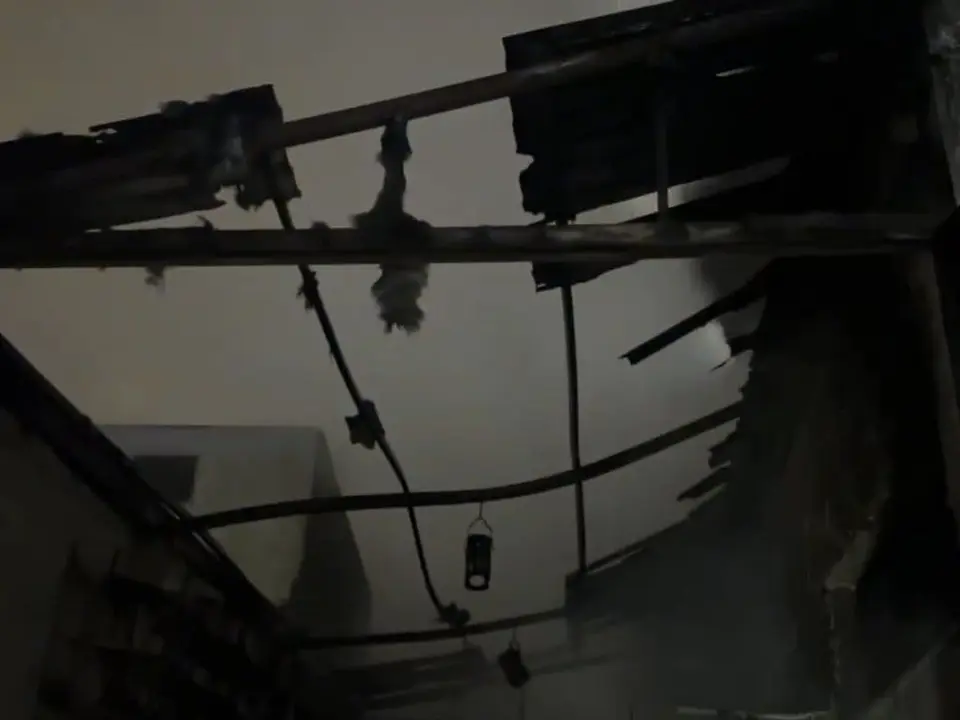 Un incendio devastador arras&oacute; varias naves en Vic&aacute;lvaro. No se reportaron heridos.