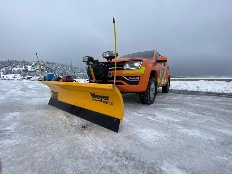 Un veh&iacute;culo quitanieves preparado para las nevadas en Madrid.