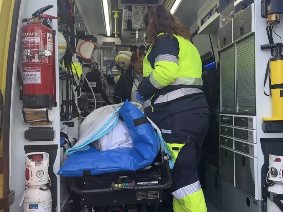 Sanitarios brindan asistencia a un herido en la M-403 tras un grave accidente.