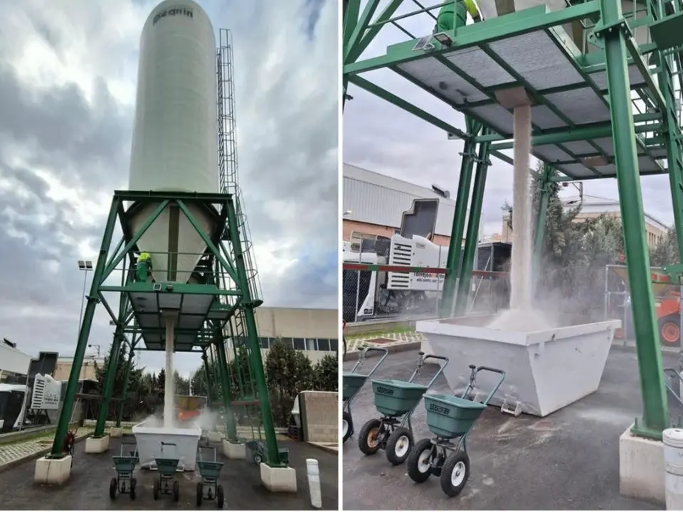 Torrej&oacute;n activa el Plan Antinevadas repartiendo sal a los vecinos.