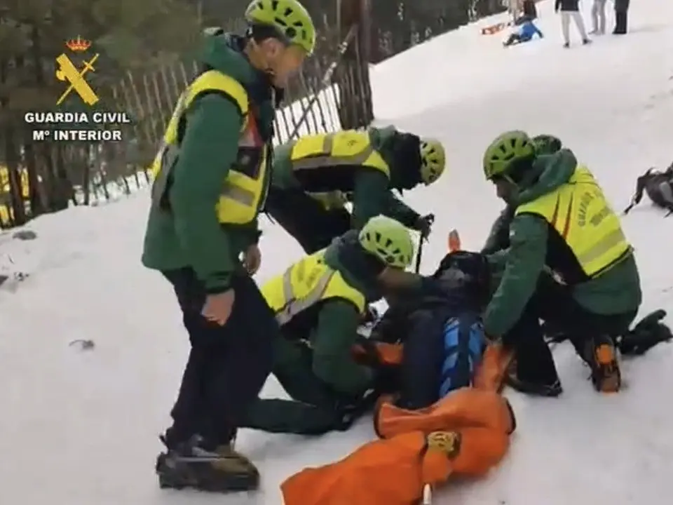La Guardia Civil realiza un rescate en la Sierra de Madrid durante el invierno.