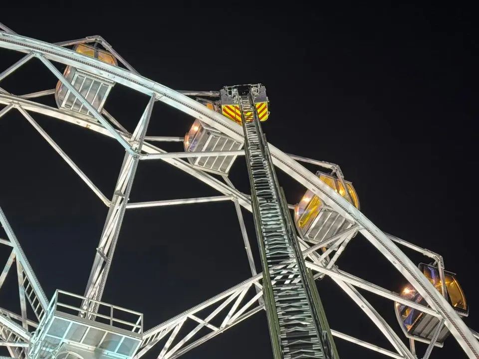 Los bomberos realizan un rescate en la noria del parque M&aacute;gicas Navidades.