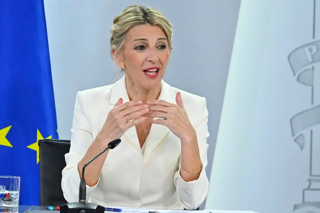 Una ministra durante una rueda de prensa, discutiendo temas importantes.