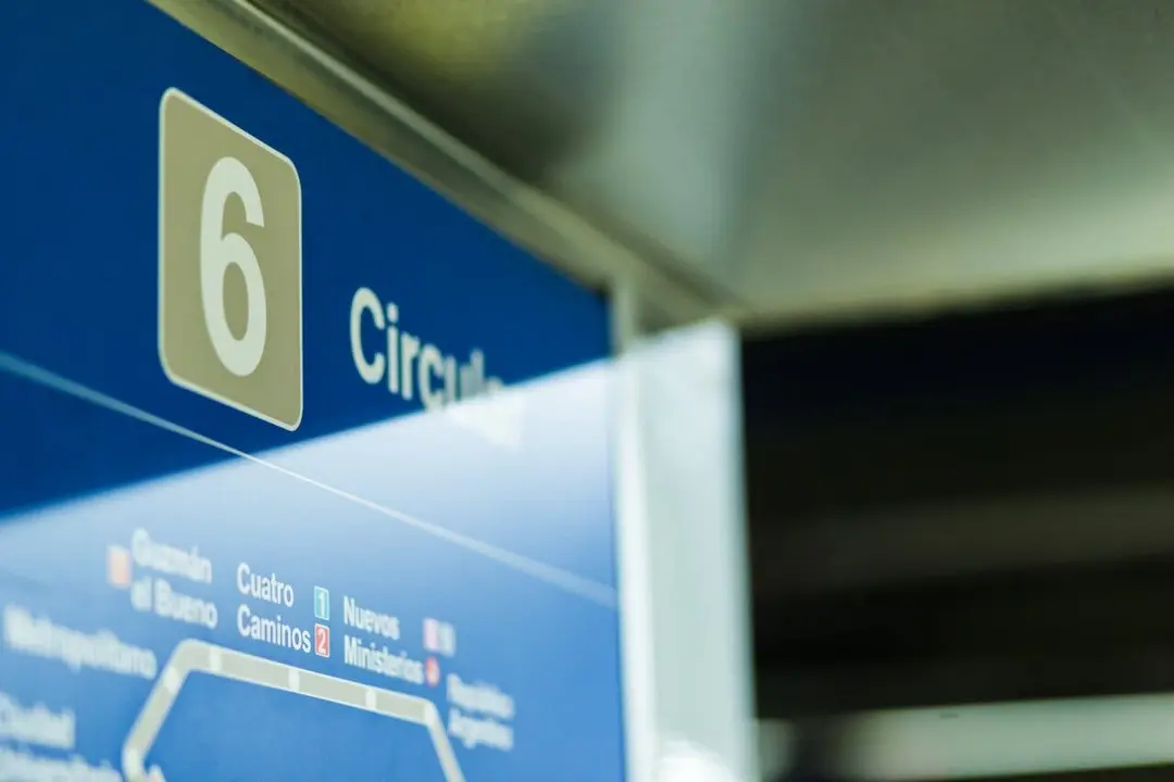 Imagen de la se&ntilde;alizaci&oacute;n de la L&iacute;nea 6 del metro. Muestra el n&uacute;mero 6 y la palabra Circuito.