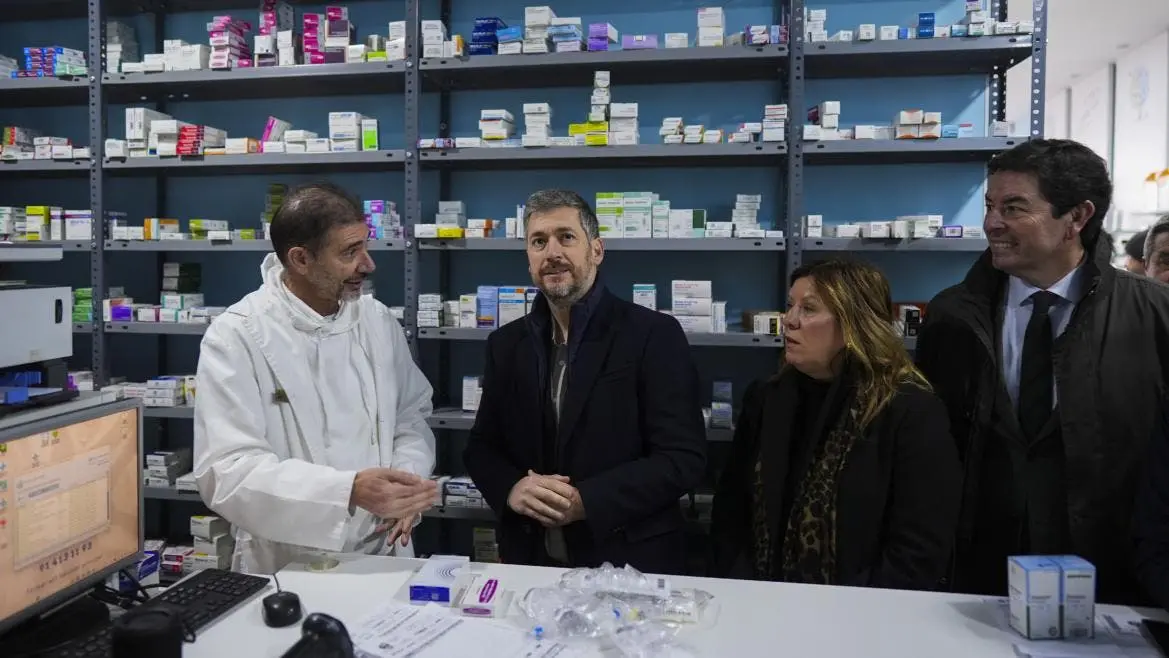 La Comunidad de Madrid lanza un programa para llevar medicamentos a personas mayores.