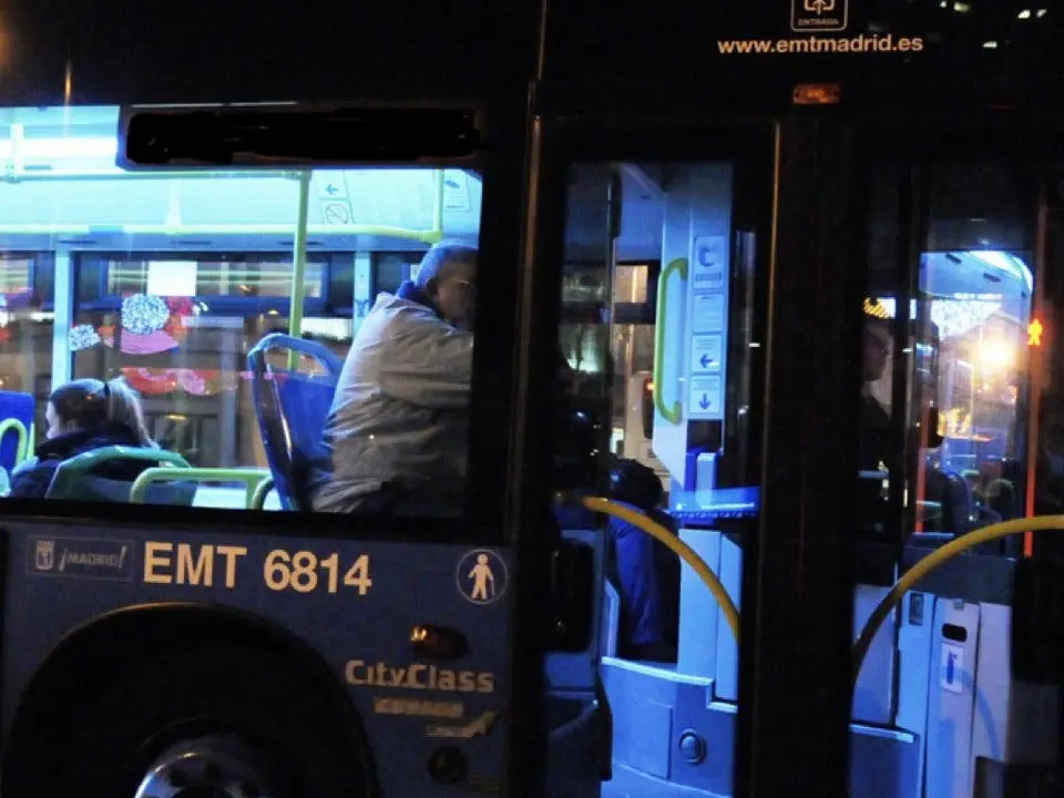 Autob&uacute;s de la EMT en servicio nocturno en Madrid. Nuevo operativo para cubrir el cierre de la l&iacute;nea 6 de Metro.