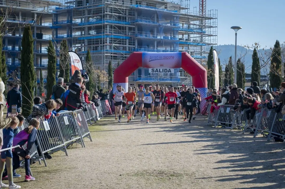 M&aacute;s de 1.000 corredores participan en el cross solidario en Alcal&aacute; de Henares.