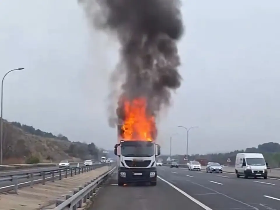 Un cami&oacute;n frigor&iacute;fico arde en la A-3, generando una densa columna de humo.
