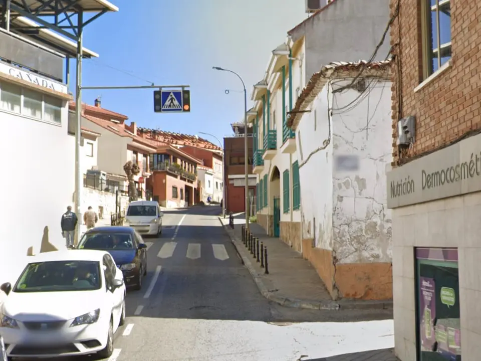 Imagen de la M-226 en Los Santos de la Humosa durante trabajos de demolici&oacute;n.