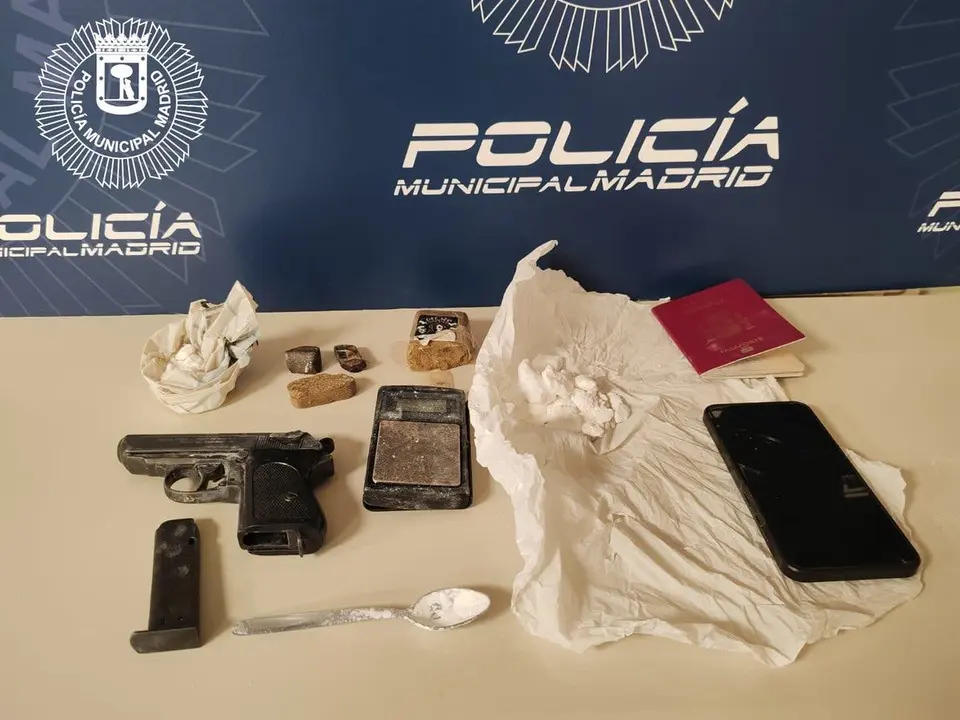 La polic&iacute;a detuvo a un conductor tras dar positivo en coca&iacute;na. Se le encontraron 83 gramos y un arma de fuego.